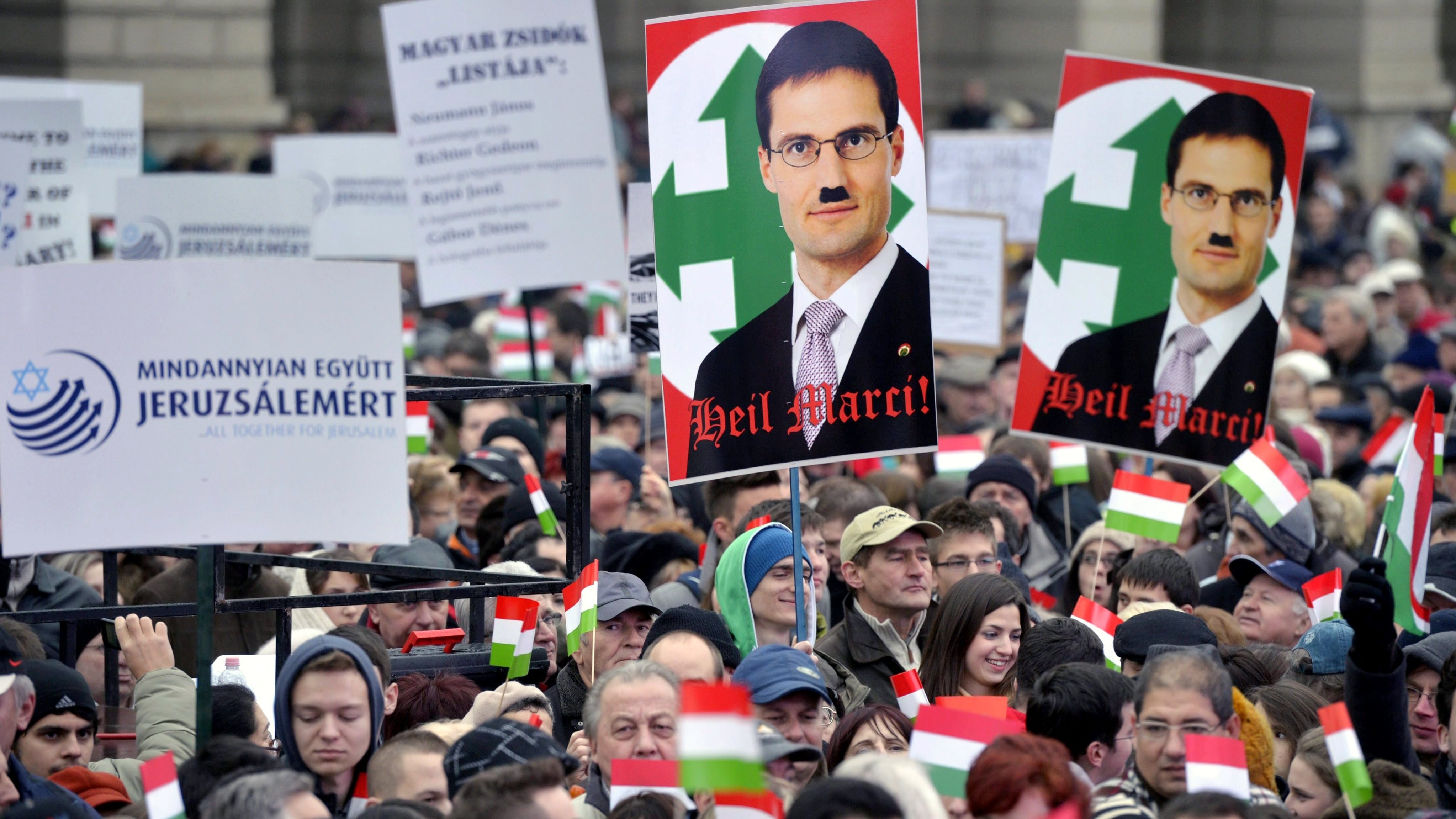 Ostrý protest proti vláde sa konal u našich susedov. Maďarom sa nepáčia protižidovské výroky pravicovej extrémistickej strany Jobbik a svoj hnev dali pred parlamentom patrične najavo. Proti nacistickým názorom protestovali aj politici.